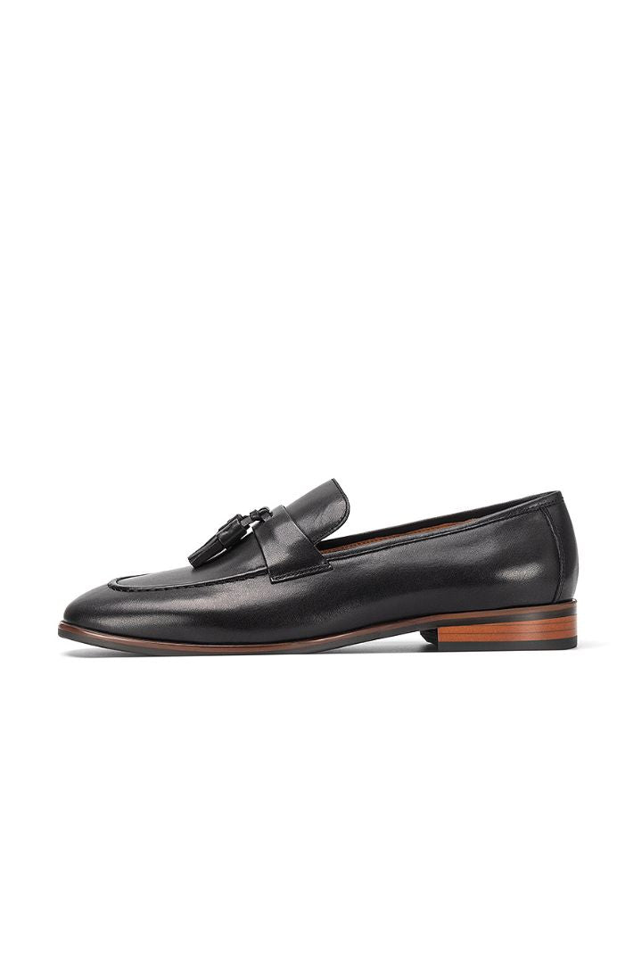 Men’s leather tassel loafers crafted from top-grain cowhide with classic slip-on dress loafer design