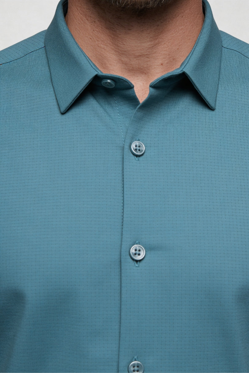 Men’s short sleeve no iron dress shirt with breathable stretch fabric in Turquoise close-up