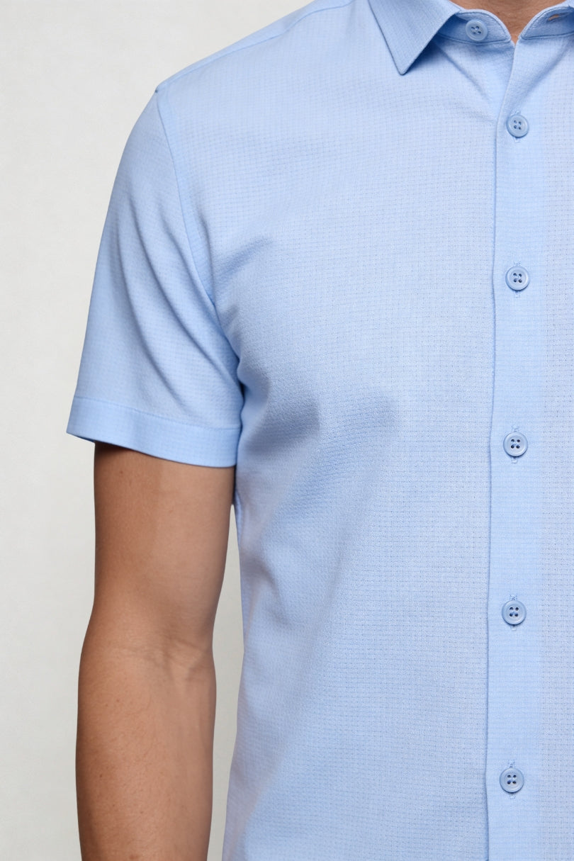 Men’s short sleeve no iron dress shirt with breathable stretch fabric in blue close-up
