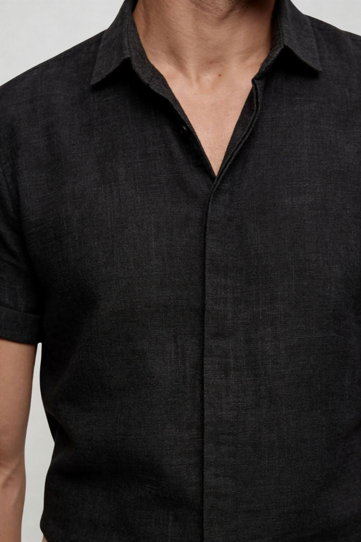 Men’s linen blend short sleeve Riviera shirt designed for breathable summer comfort in black close-up
