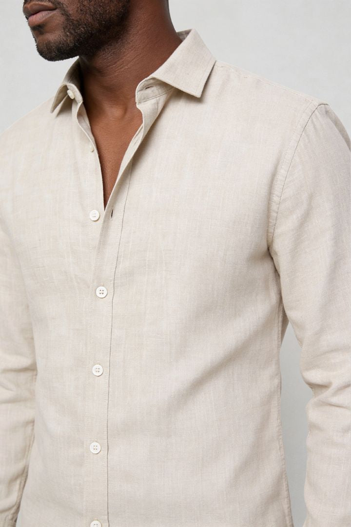 Men’s 100% linen button up shirt in light beige with tailored fit close-up
