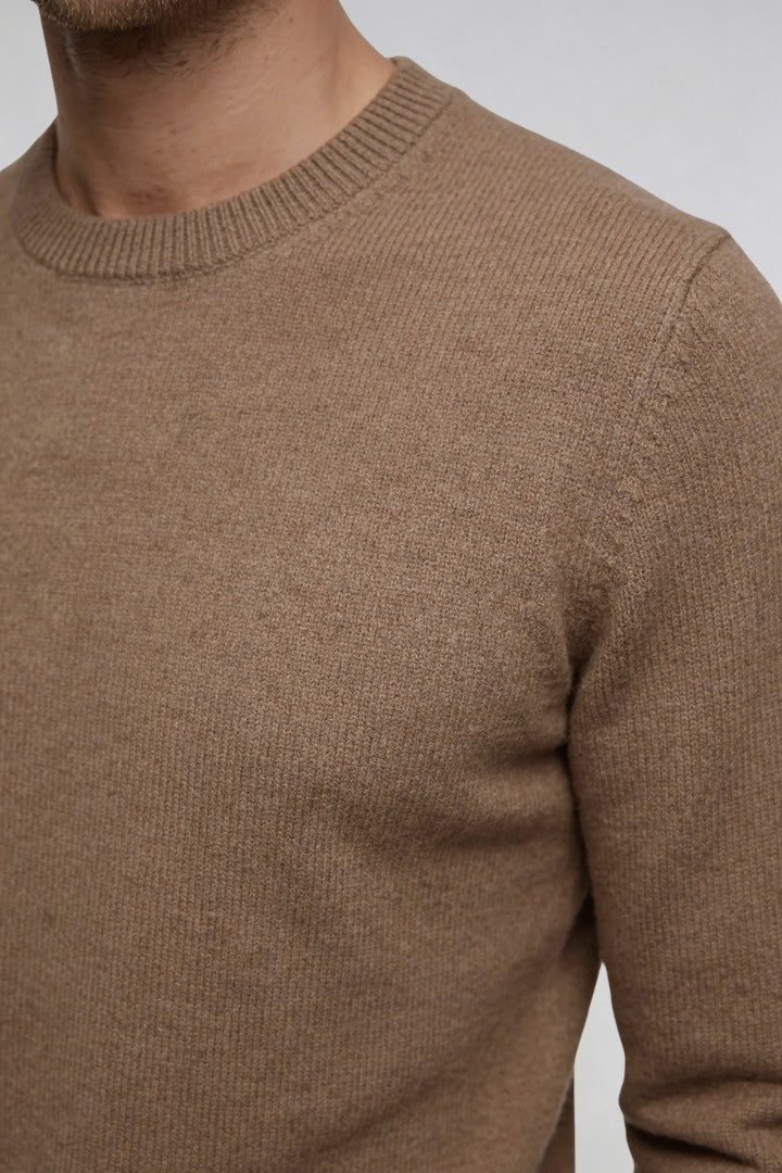 Men’s brown wool blend crew neck sweater with tailored fit lightweight knit pullover for fall close-up