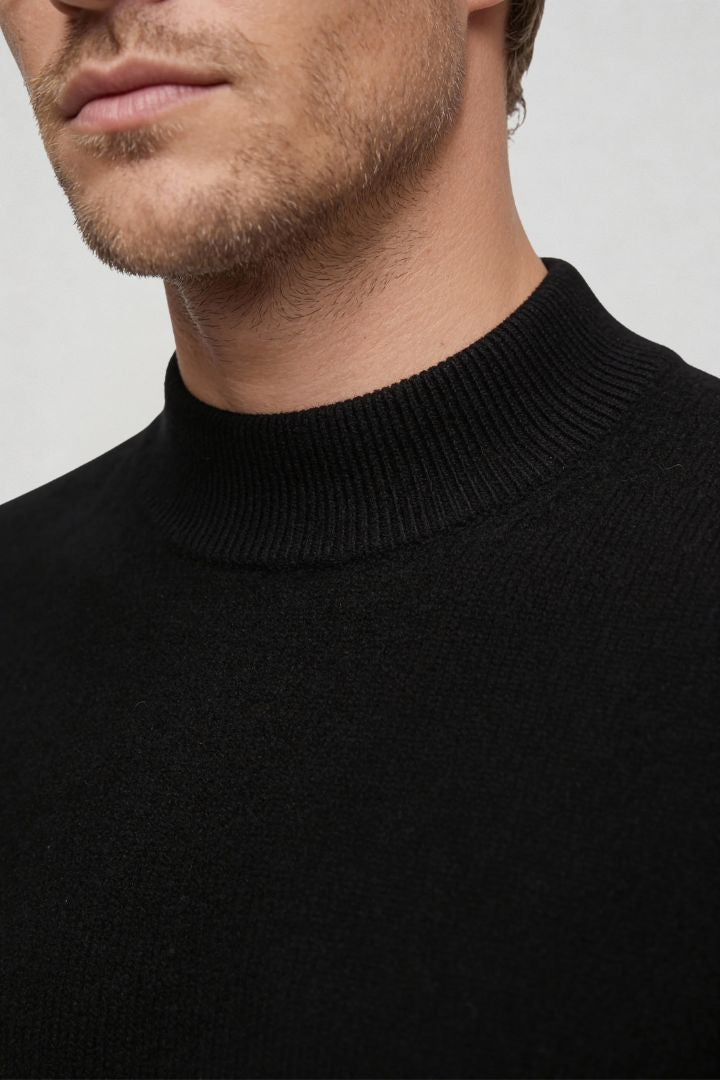 men’s brown 100% wool crewneck sweater lightweight smart casual pullover close-up