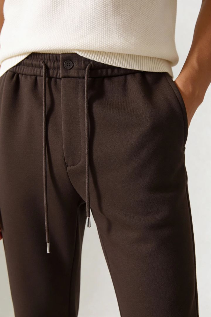 Men’s wool blend drawstring trousers in espresso brown – close-up view