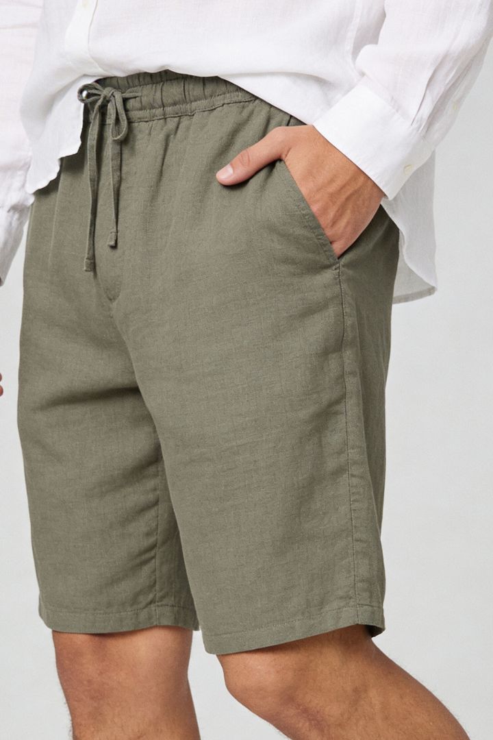 Men’s 100% linen green drawstring shorts with elastic waist and relaxed summer fit close-up