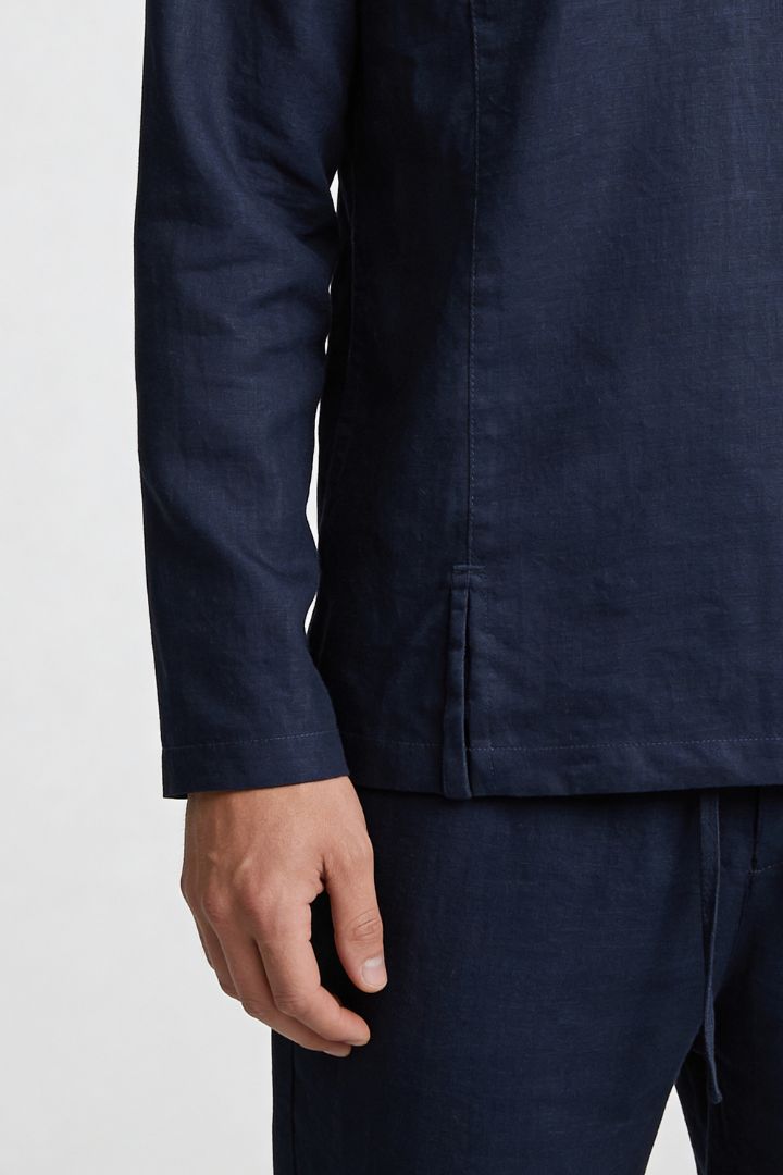 Men’s navy linen polo shirt and linen pants summer outfit set with relaxed tailored fit close-up