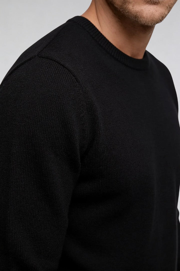 Men’s black wool blend crew neck sweater with tailored fit lightweight knit pullover for fall close-up