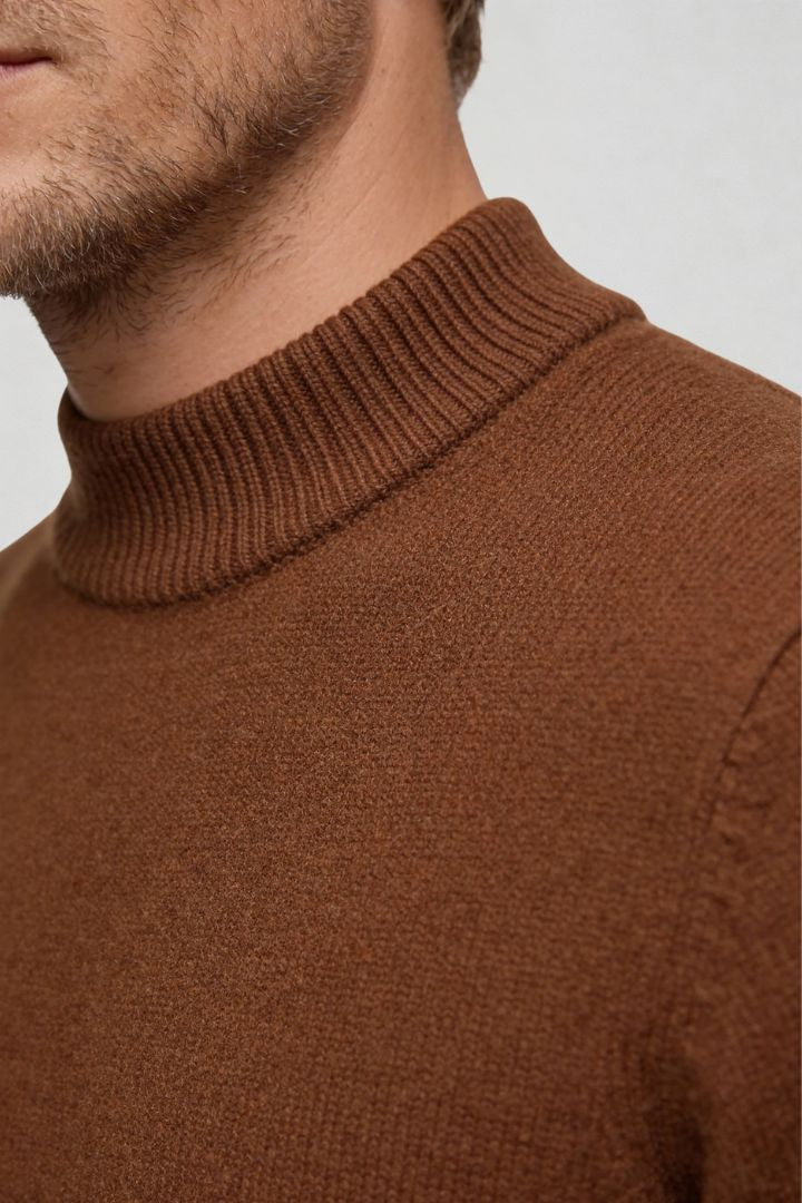 men’s brown 100% wool crewneck sweater lightweight smart casual pullover close-up