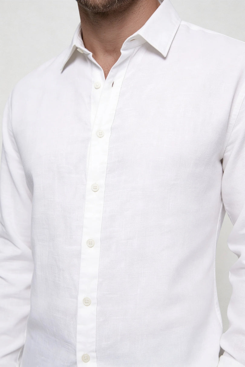 Men’s breathable 100% linen white shirt lightweight summer button up long sleeve shirt close-up